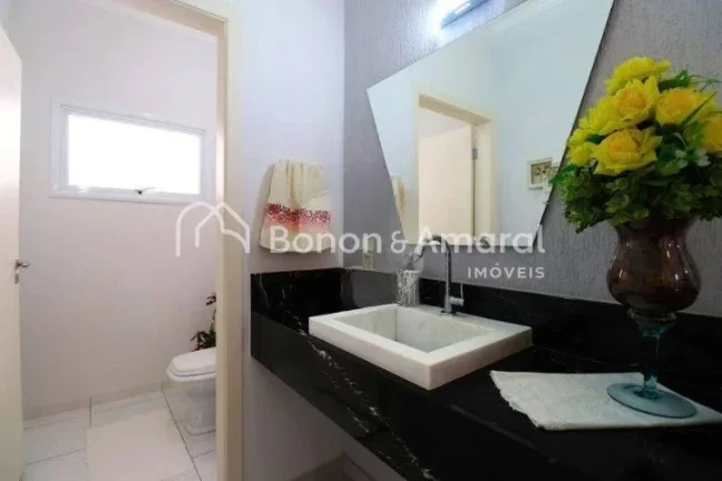 Imagem Casa à venda em condomínio fechado em Campinas - SP. 
Linda casa assobradada com amplo living para...