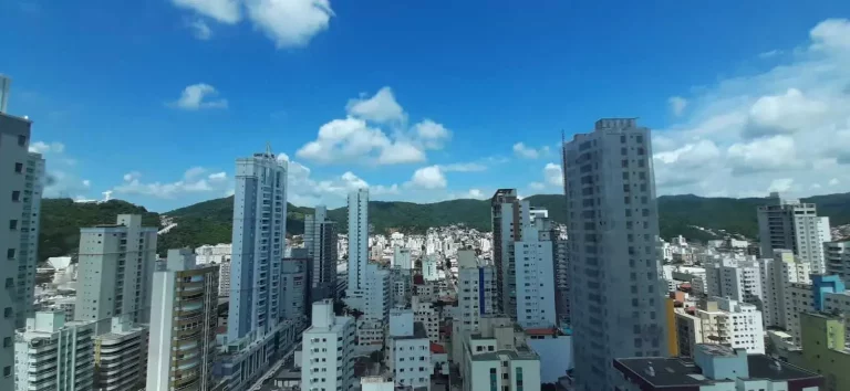 Imagem Apartamento com 4 dormitórios sendo 2 suítes e 3 vagas de garagem em Balneário Camboriú/SC