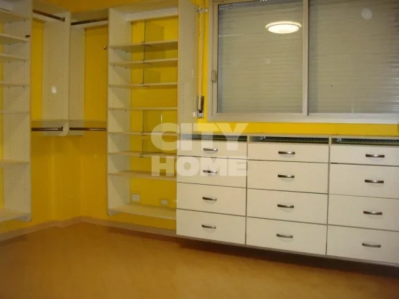 Imagem Apartamento reformado super espaçoso com 240m², 04 dormitórios ( 2 suítes ) e 2 vagas na garagem...