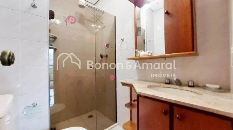 Imagem Apartamento amplo, em ótima localização!
Conta com 3 quartos com armários, 1 suíte, living para...