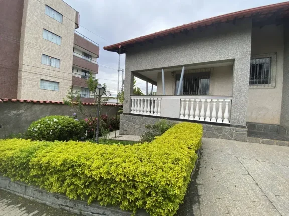 Imagem Espetacular Casa com 5 Dormitórios, Jardim Encantador e Pomar Privativo – Localização Privilegiada!