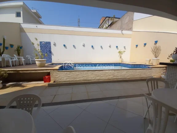 Imagem Lindo sobrado com 4 suítes, sendo uma master com jardim de inverno, outra no térreo, varanda. Espa...