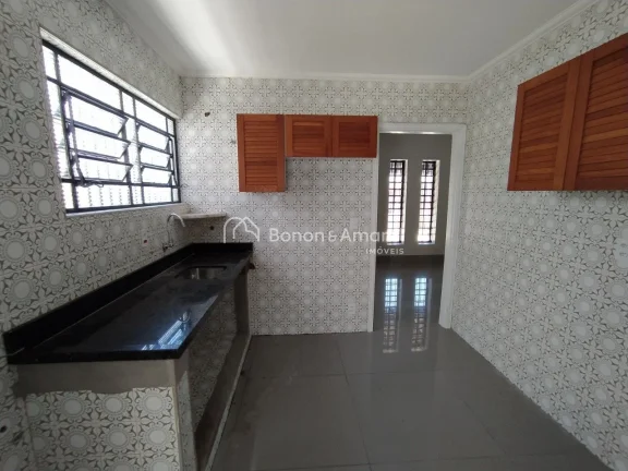 Imagem Casa com ótima planta, oferecendo muito potencial de personalização. Necessita de reformas, mas c...