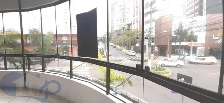Imagem Sala comercial á venda com 382m² no centro de Torres/RS