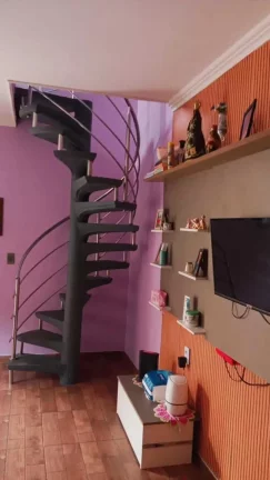 Imagem Sobrado amplo com 2 dormitórios e 2 vagas de garagem, com espaço lateral no Centro de Camboriú.