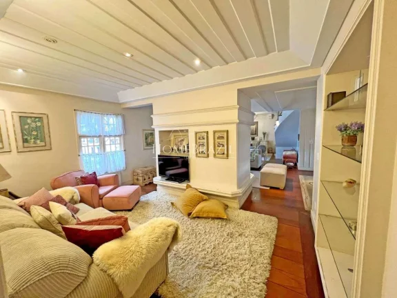Imagem Apartamento duplex à venda a 400m do Capivari, Campos do Jordão, com 5 suítes, lareiras, calefação, hidromassagem e 2 vagas de garagem.