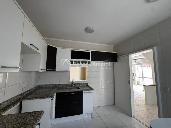 Imagem Encante-se com esta charmosa casa à venda em um dos condomínios mais desejados do bairro! Com ambi...