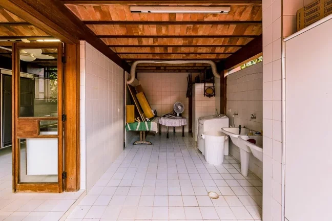 Imagem Pernambuco - Sala de estar com duplo ambiente, ampla varanda com sofás, 4 suítes e 8 vagas.