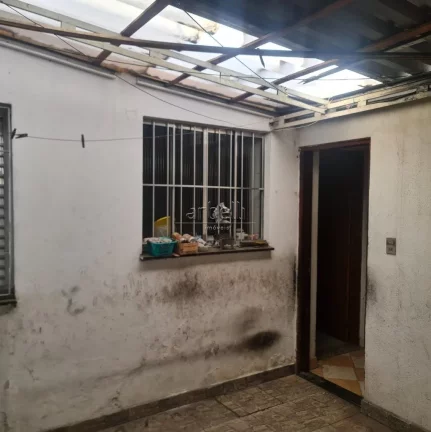 Imagem Esta espaçosa casa de 381 metros quadrados é ideal para uso residencial e comercial, situada em um...