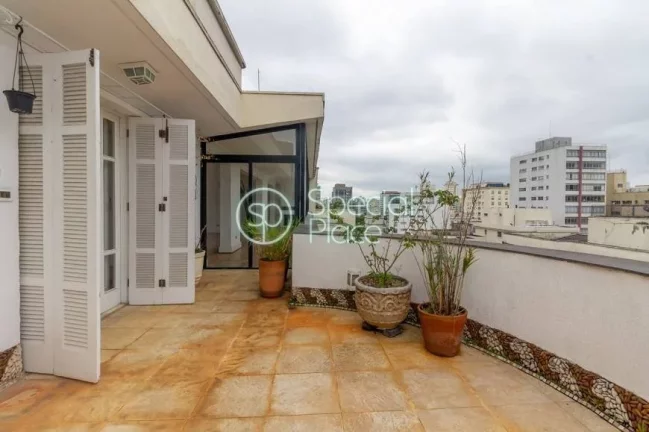 Imagem Linda Penthouse no miolo do bairro. São 231m² de área privativa, 3 dormitórios ( 1 suíte) e 2 v...