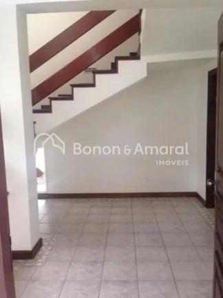 Imagem Casa ampla estilo sobrado com 375 m² de área construída, 4 quartos suítes, sendo 2 deles com hid...