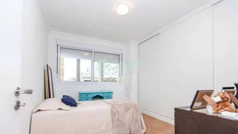 Imagem São incríveis 330m2 de área útil, 3 dormitórios ( 2 suítes ) e 3 vagas na garagem. Living ampl...