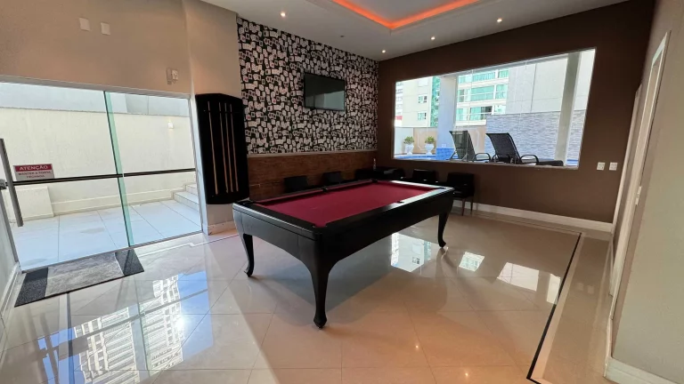 Imagem Apartamento frente mar com 3 suítes e 3 vagas de garagem em Meia Praia - Itapema/SC