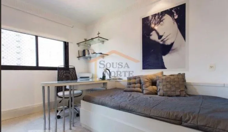 Imagem Apartamento com 150m², um apartamento por andar. Dispõe de 4 dormitórios, sendo 3 suítes com arm...
