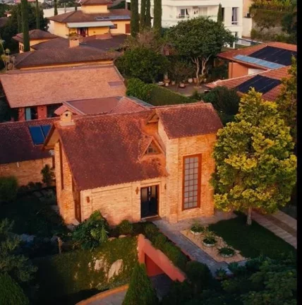 Imagem Condomínio Palos Verdes, Miolo da Granja Viana. 90% terrea! • Casa com estilo único, arquitetura...