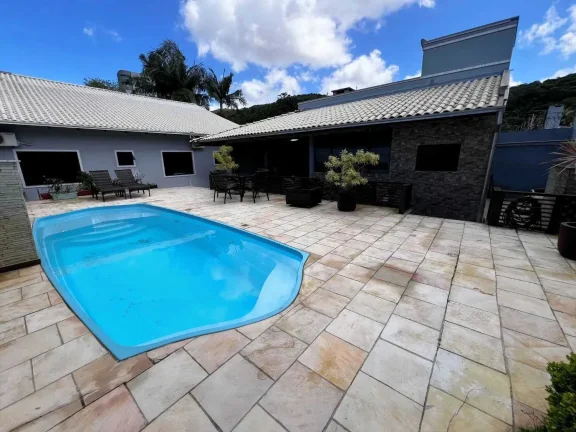 Imagem Casa com 3 dormitórios sendo 1 suíte e 2 vagas de garagem no bairro Ressacada em Itajaí