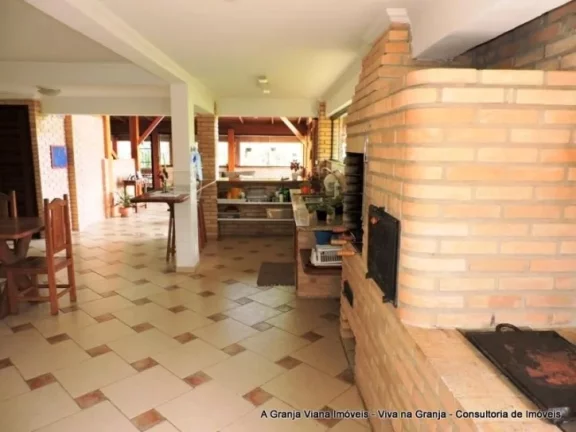 Imagem Muita privacidade com paisagismo tropical, piscina, 5 dormitórios e área gourmet completa.