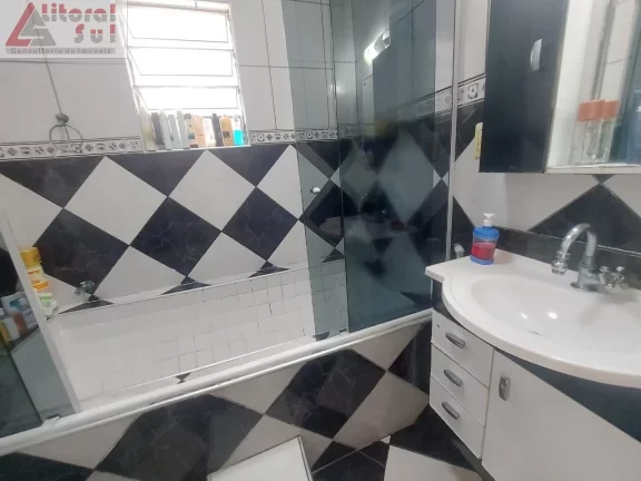 Imagem Imóvel Espaçoso e Aconchegante com 2 Quartos e 2 Vagas de Garagem em Ocian, Praia Grande-SP - Confira!