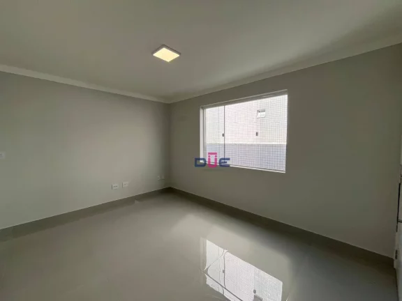 Imagem Apartamento impecável, no canal 6 de frente, 2° andar com sacadinha. 2 quartos sendo 1 suite e vaga