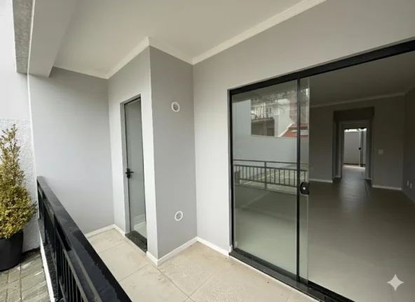 Imagem 02 Suítes, térreo com excelente padrão de acabamento e perto da Praia, esse apartamento em Gravatá, Navegantes. Adriano Carpes Imóveis Vende