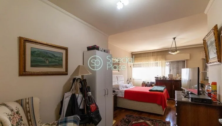 Imagem Apto com pé direito alto e rico em iluminação e ventilação natural. Possui 352m² muito bem dis...