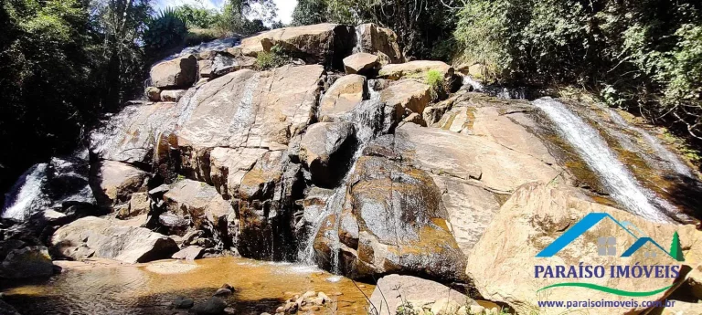 Imagem Invista em Tranquilidade: Terreno com Cachoeira e Vista Incrível!