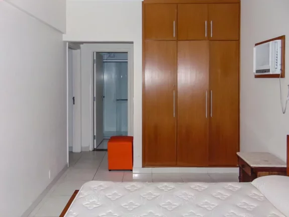 Imagem Pitangueiras - Uma quadra do mar - Totalmente reformado e decorado - Garagem no prédio - Serviço de praia.
