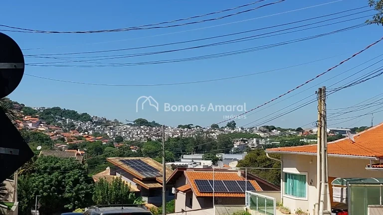 Imagem Este terreno, de 300 m², está localizado na parte mais baixa do condomínio e conta com uma topogr...