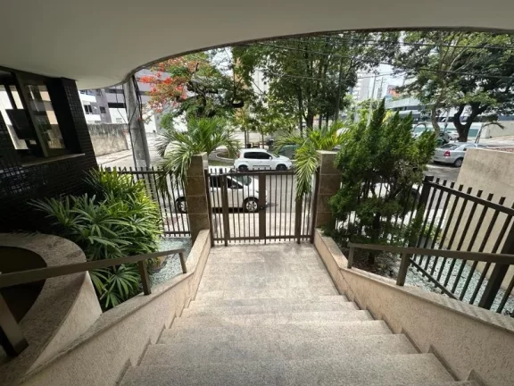 Imagem A 5ª Avenida Imóveis selecionou esse charmoso apartamento de 2/4 + dependências, atualmente revertido gabinete, podendo ser 3 Suites totais, 02 vagas