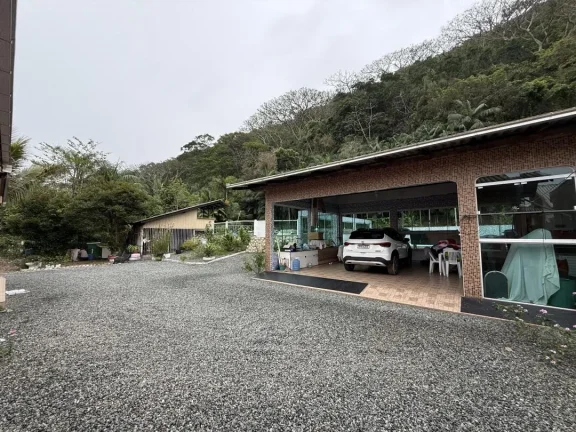 Imagem Chácara com 45.127m² sobre ela está construído uma casa com 3 quartos (1 suíte), piscina e 2 chalés independentes da casa, no bairro Gravatá de Penha - Adriano Carpes Imóveis vende!