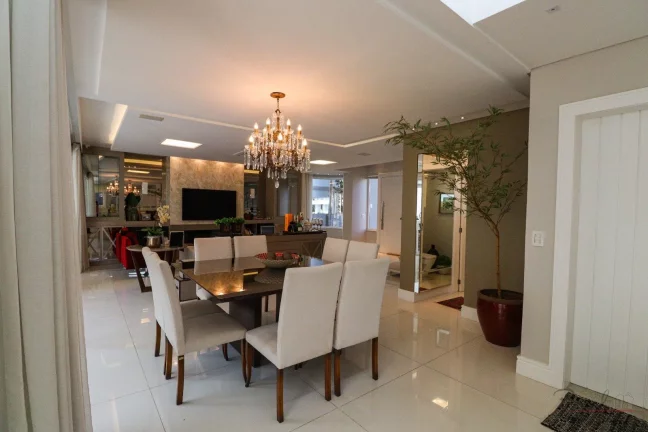 Imagem Venha conhecer esta linda casa dentro de um condomínio que fica em uma posição estratégica! Com ...
