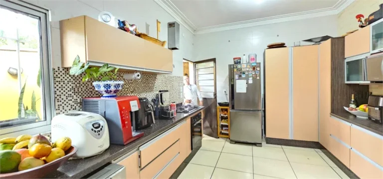 Imagem Casa para alugar com 5 quartos, sendo 2 suítes, em Alto da Lapa, São Paulo - SP