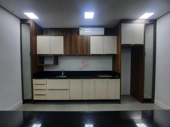Imagem Excelente Barracão medindo 786m² sendo 490m² térreo e 288,65m² no 2° pavimento.Térreo contém 6 salas, 1 cozinha, 1 refeitório, 3 bwc.2° pavimento contém 6 salas, 1 cozinha, 3 bwc.Barracão todo mobiliado com 7 metros de pé direito. 