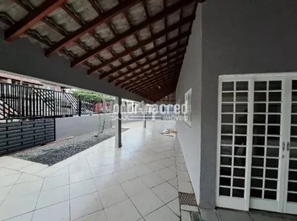 Imagem Casa de Esquina no Conjunto Alexandre Urbanas, Zona Leste de Londrina: 3 quartos, suíte, garagem para 2 carros e excelente localização próxima a comércios!