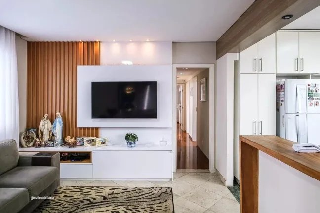 Imagem Este apartamento espaçoso oferece 135 metros quadrados de área, com 4 quartos bem distribuídos e ...