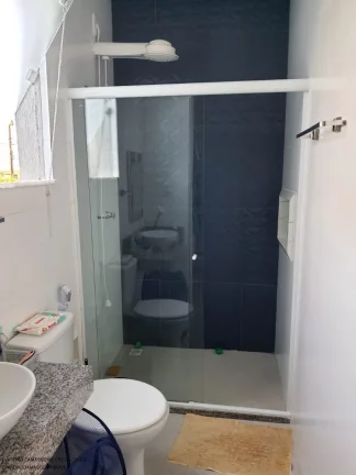 Imagem Casa em Condomínio com 3 suítes e 2 vagas de garagem em Vila de Abrantes, Camaçari-BA: confira!