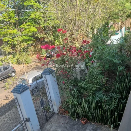Imagem Encantadora casa em estilo colonial, do tipo sobrado, que une conforto, espaço e charme em cada det...