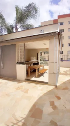 Imagem Apartamento com três quartos, incluindo uma suíte com elegantes armários embutidos. Uma ampla sal...