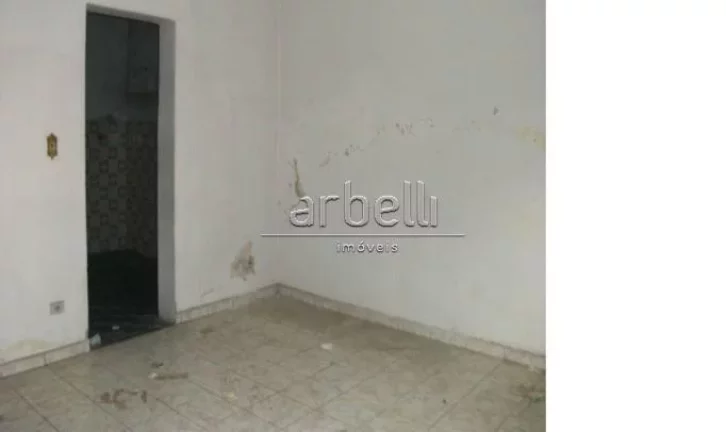 Imagem Galpão com escritórios com área total de 406 metros quadrados. O piso térreo está o galpão que...