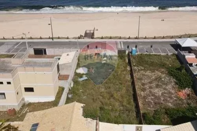 Imagem Terreno plano e murado de frente para o mar na barra de Maricá.