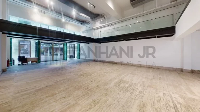 Imagem Casa Comercial para Locação em São Paulo-SP, Jardim Europa: 8 Salas, 8 Banheiros, 15 Vagas, 900m² de Área!