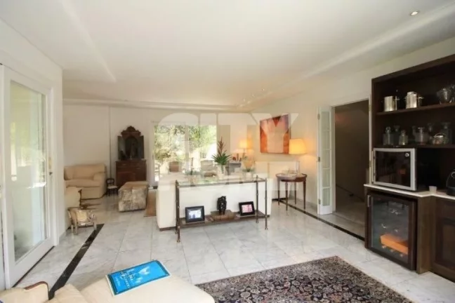 Imagem Casa espaçosa e segura, em condomínio com 07 casas! Situada em bela Praça, no ponto mais tranquil...