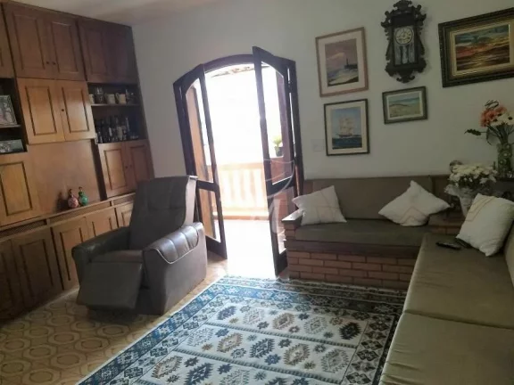 Imagem Casa avarandada com cômodos amplos