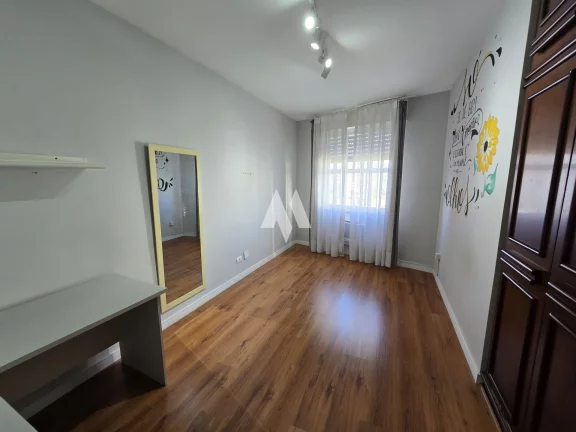 Imagem Apartamento para locação com 3 dormitórios, 1 suíte, a uma quadra da praia, 1 vaga demarcada