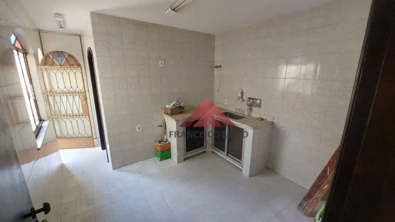 Imagem Casa com 3 dormitórios à venda, 250 m² por R$ 300.000,00 - Neves - São Gonçalo/RJ
