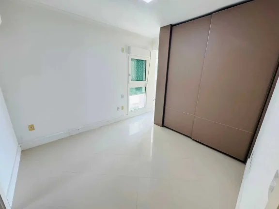 Imagem Outros com 4 dormitórios sendo 4 suítes e 4 vagas de garagem em Bombinhas/SC