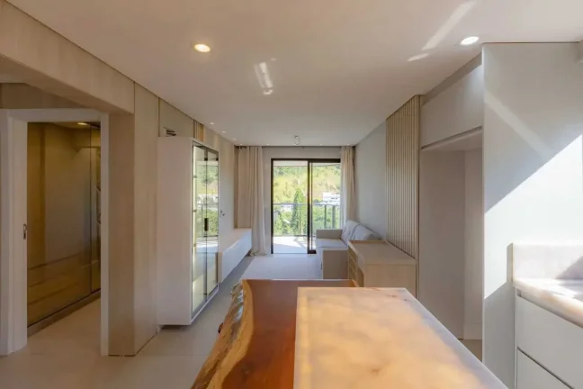 Imagem Apartamento com 2 dormitórios sendo 1 suíte e 1 vaga de garagem - Praia Brava - Itajaí