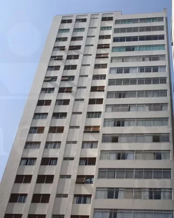 Apartamento amplo, com living para 03 ambientes, piso de tacos, apartamento com armários, com janel...