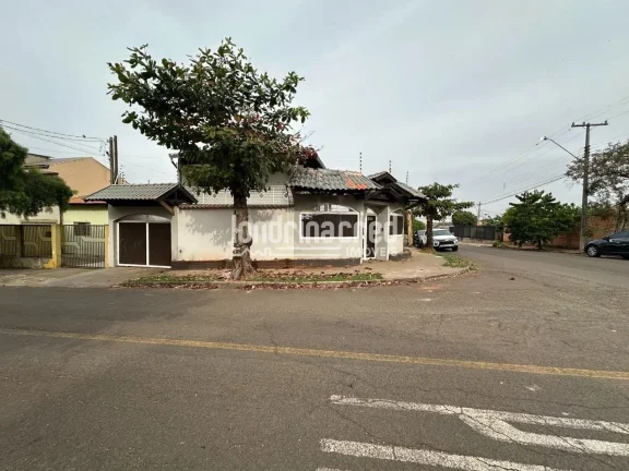 Imagem Casa ampla na região leste de Londrina com 4 dormitórios (1 suíte), piscina aquecida, churrasqueira, varanda e 7 vagas de garagem – Conforto e lazer!