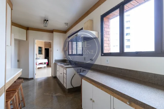 Imagem Apartamento de luxo em Moema: 3 quartos, 3 suítes, 2 salas, 5 banheiros, 4 vagas de garagem e 325m² de área. Aproveite!